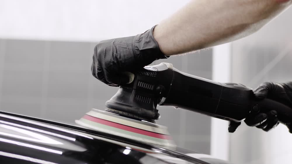 Detailarbeit an der Fahrzeugoberfläche